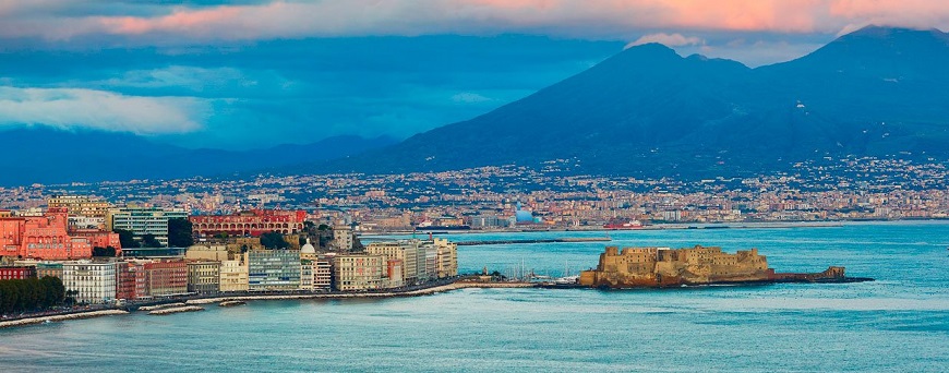 Paseo Marítimo de Nápoles, con el Castel dell’Ovo y panorama del Golfo y el Vesubio