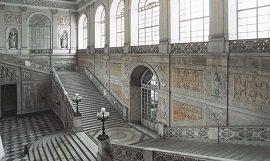 Escalinata del Palacio Real de Nápoles