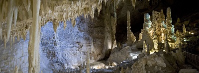 Tour que pasa por Cuevas de Frasassi