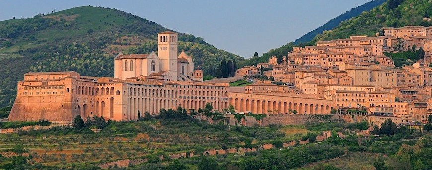 Panoramica de la ciudad de Asis en Umbria - Italia