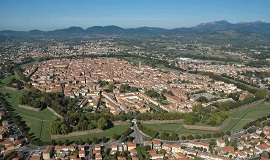 Vista panorámica de Lucca y su muralla