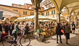 Mercado en Piazza dell'Erbe en Pisa